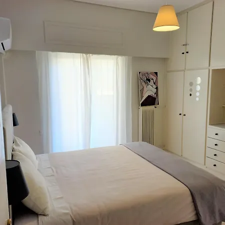 Central, Bright And Comfortable With Balcony